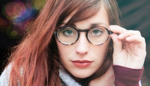 Femme à lunette qui représente le regard des autres et l'mage de soi
